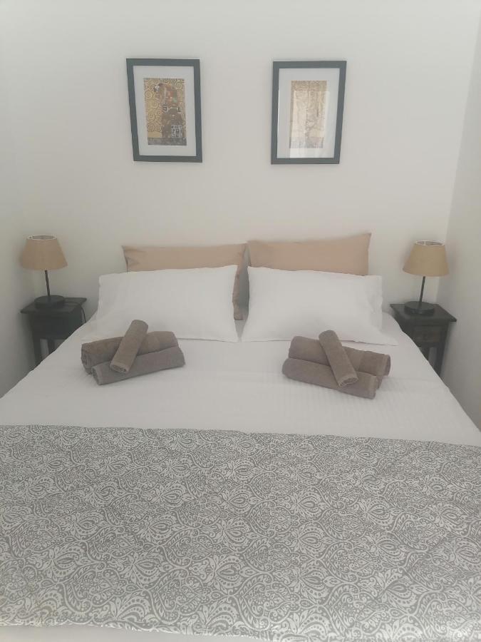 Four Reasons Apts Ampelokipi Apartment