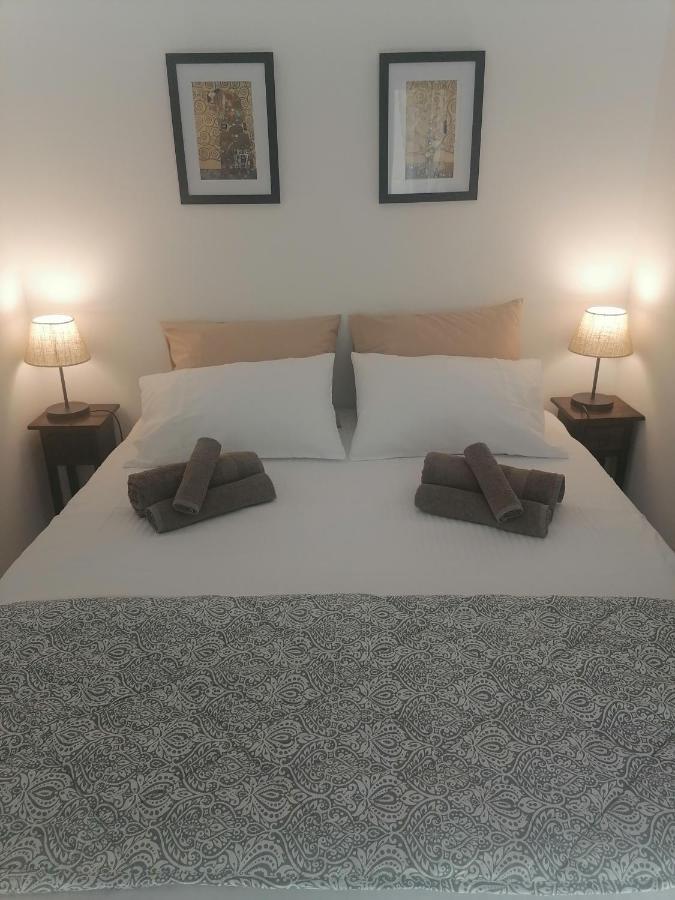 Four Reasons Apts Ampelokipi Apartment
